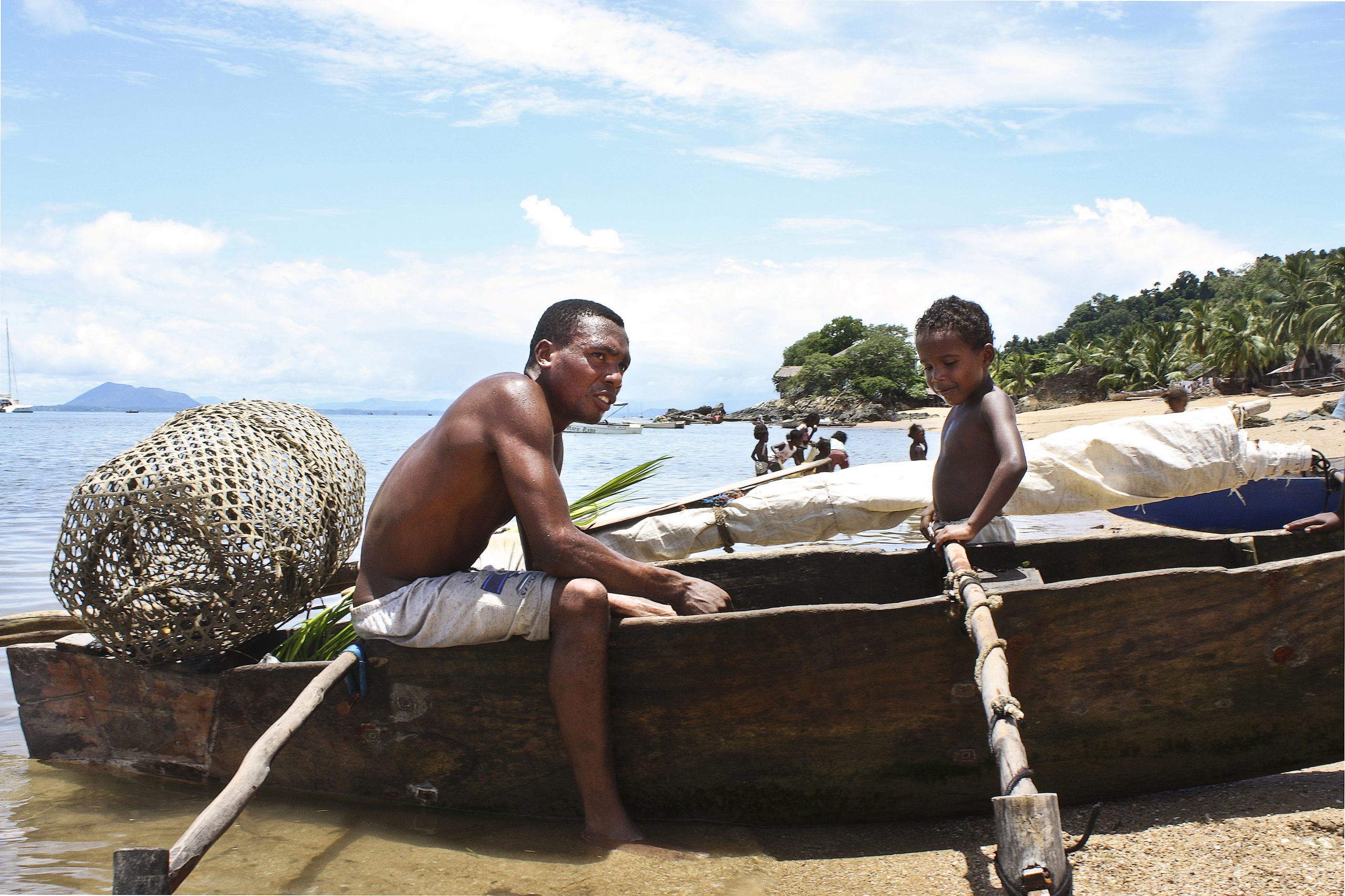 Un pescatore e il suo bambino nell'isola di Nosy Komba in Madagascar