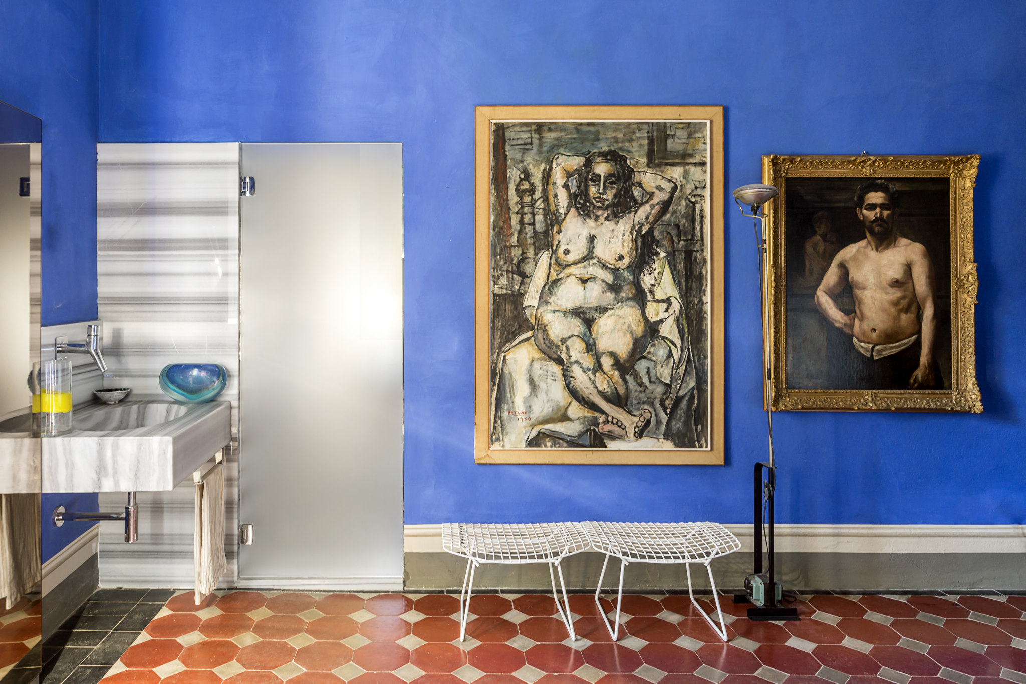 La camera da letto con angolo lavabo. Opere d'arte della collezione dell'interior designer