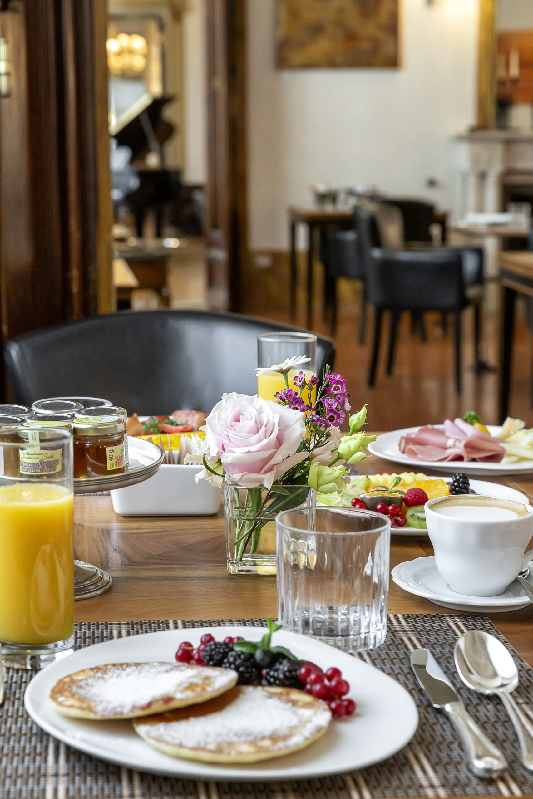 Breakfast in luxury hotel - FrancescaAnichini
