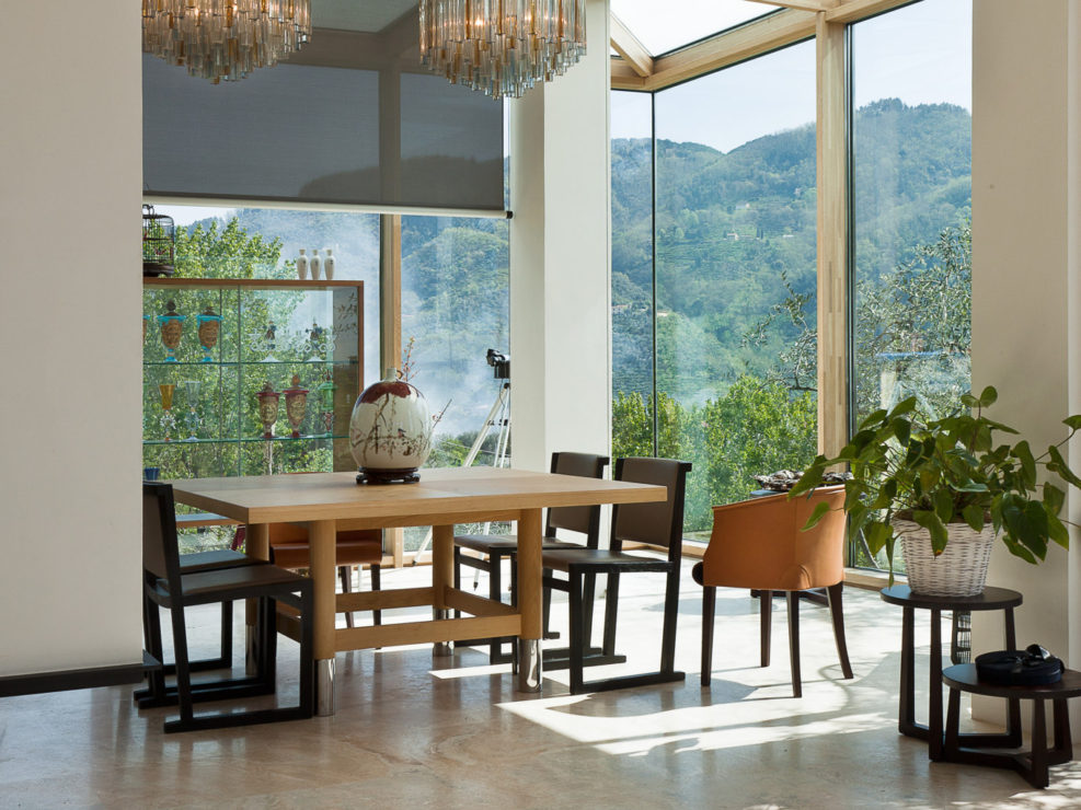 Sala da pranzo con vetrate sulla campagna pistoiese.