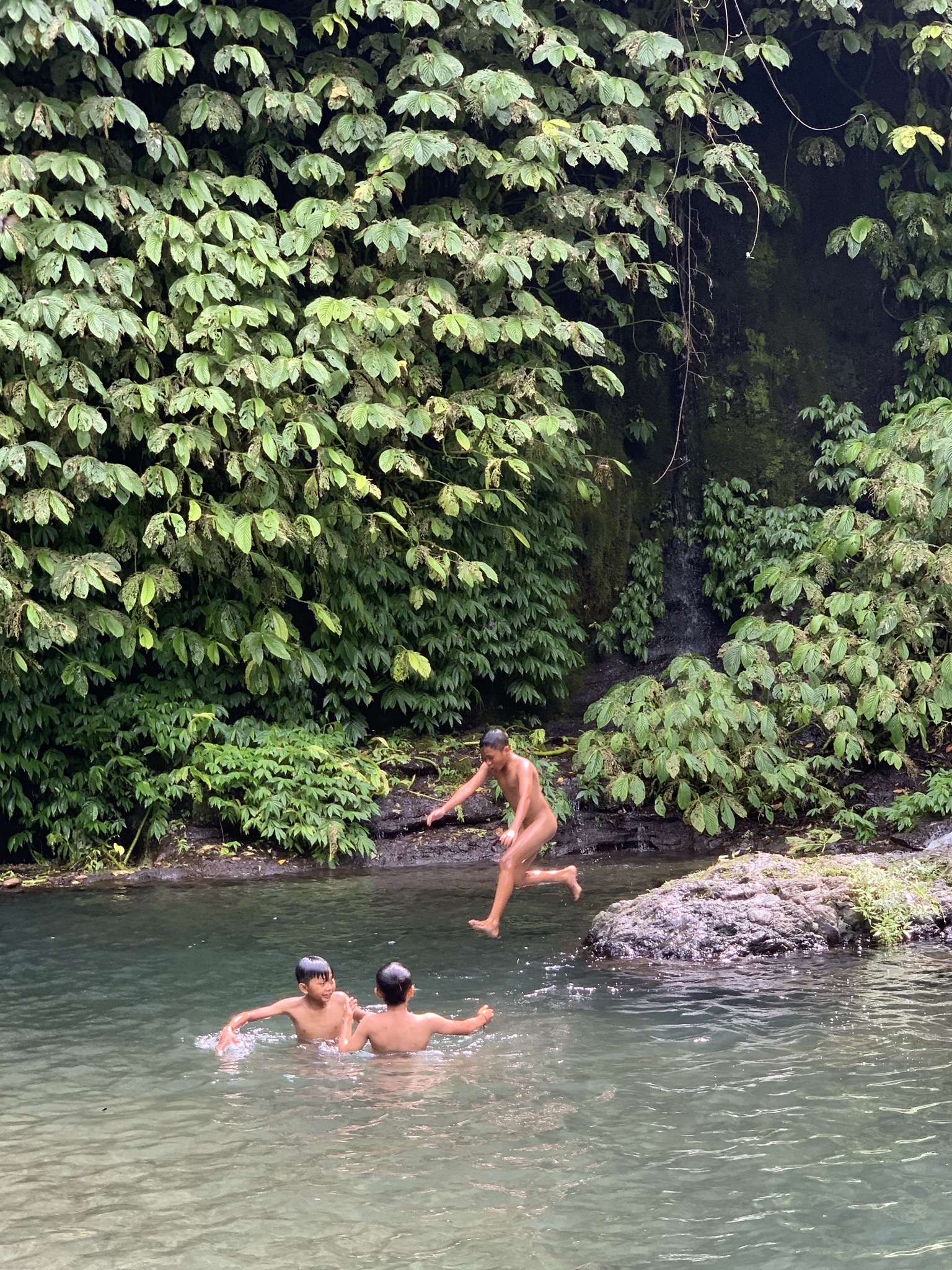 Fotografia di viaggio Ragazzi fanno il bagno alle Banyumala Twin Waterfalls