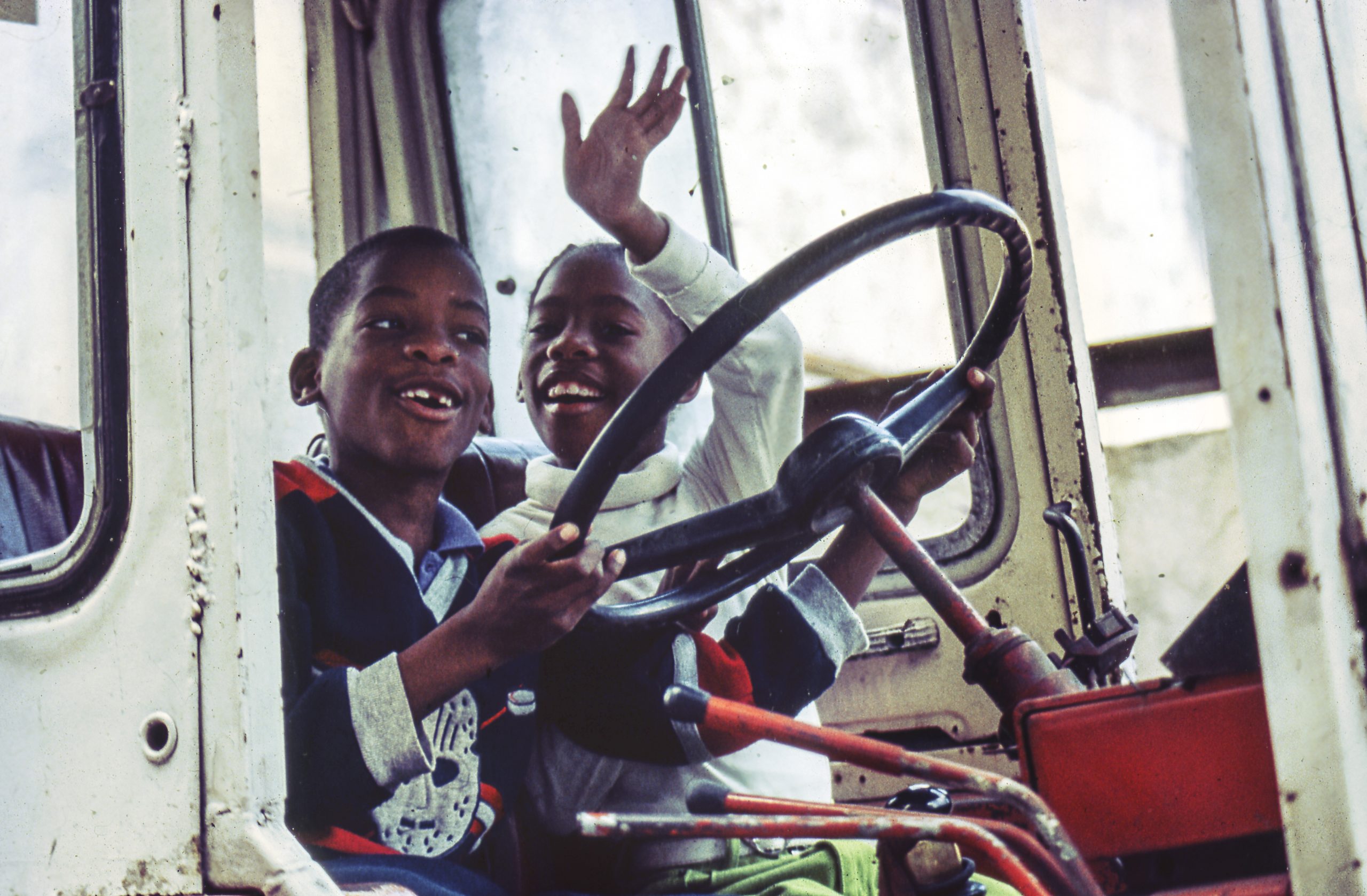 Bambini cubani giocano sopra un camion dismesso nelle foto di viaggio.