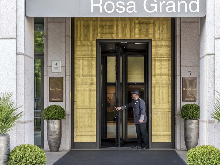 ingresso del Rosa Grand Hotel a Milano